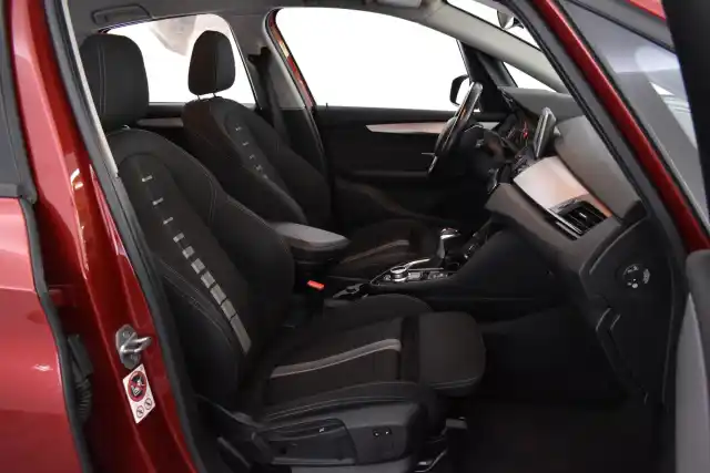 Punainen Tila-auto, BMW 225 – JKF-441