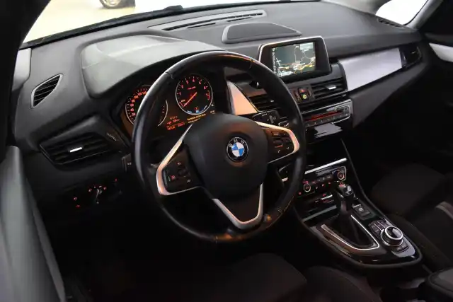 Punainen Tila-auto, BMW 225 – JKF-441