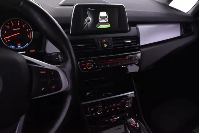 Punainen Tila-auto, BMW 225 – JKF-441