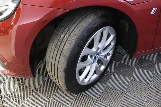 Punainen Tila-auto, BMW 225 – JKF-441
