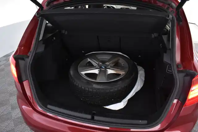 Punainen Tila-auto, BMW 225 – JKF-441