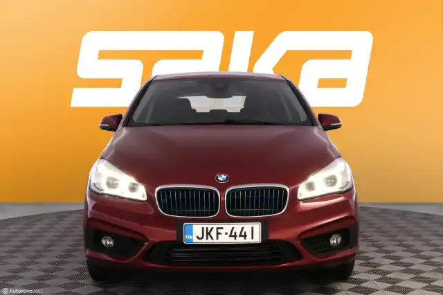 Punainen Tila-auto, BMW 225 – JKF-441