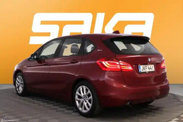 Punainen Tila-auto, BMW 225 – JKF-441
