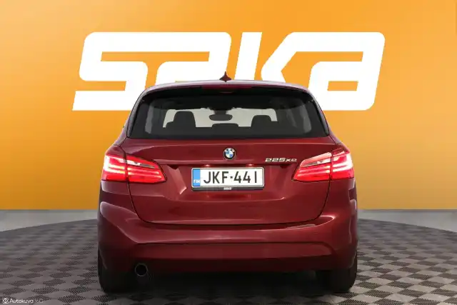 Punainen Tila-auto, BMW 225 – JKF-441