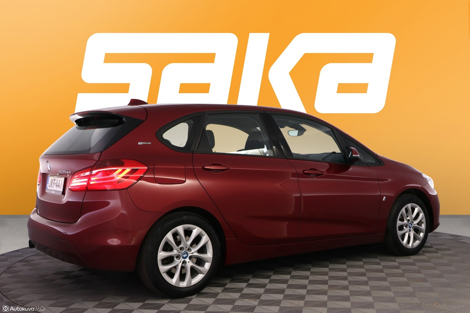 Punainen Tila-auto, BMW 225 – JKF-441
