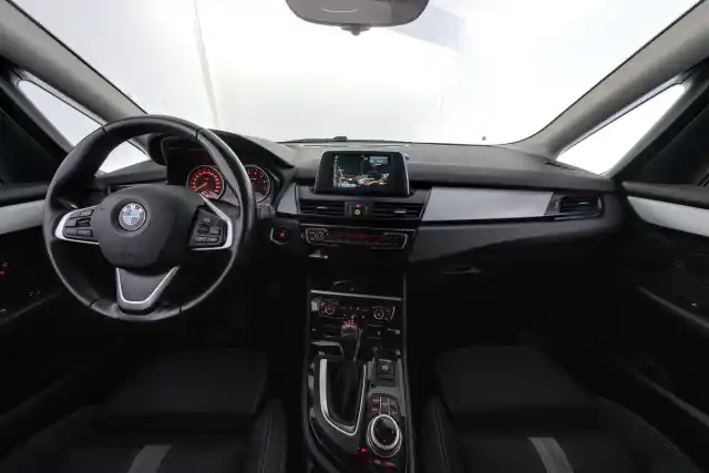 Punainen Tila-auto, BMW 225 – JKF-441