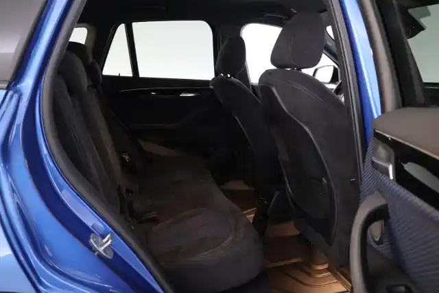 Sininen Maastoauto, BMW X1 – JKF-457