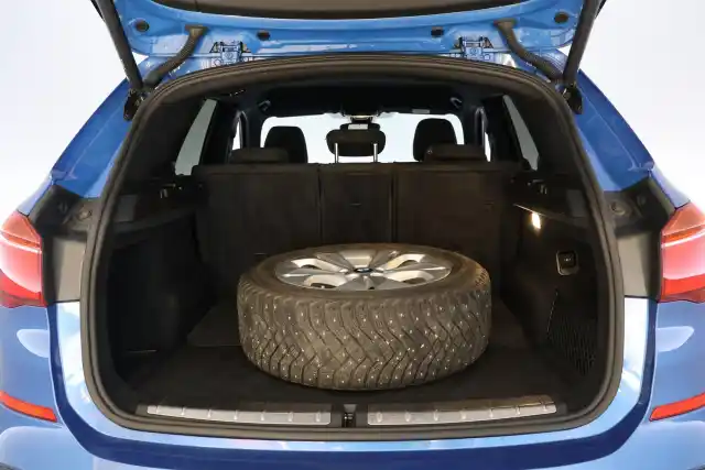 Sininen Maastoauto, BMW X1 – JKF-457