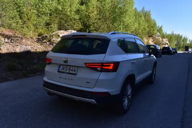 Valkoinen Maastoauto, Seat Ateca – JKG-844