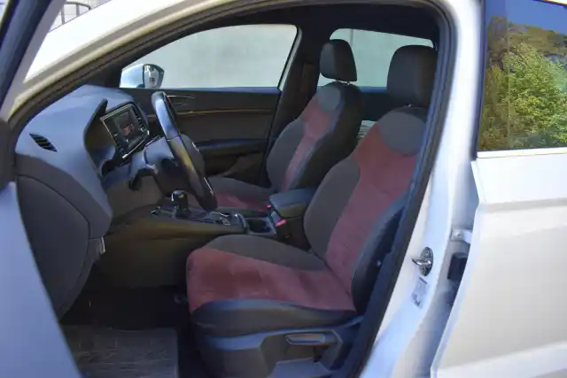 Valkoinen Maastoauto, Seat Ateca – JKG-844