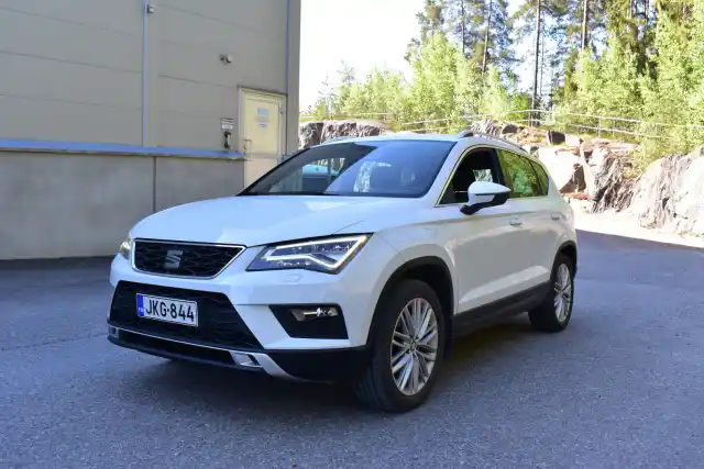 Valkoinen Maastoauto, Seat Ateca – JKG-844