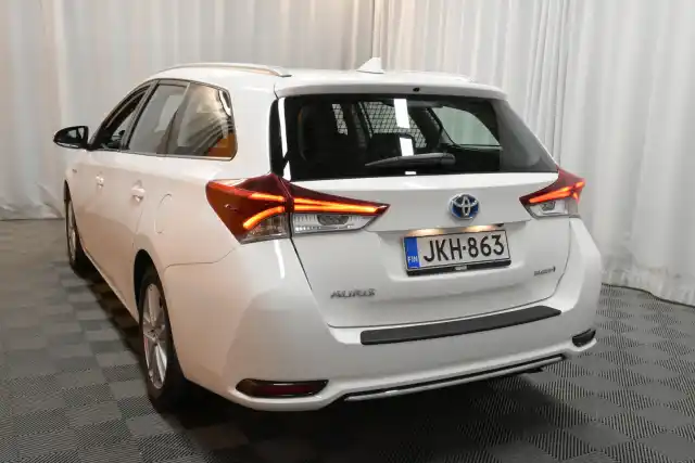 Valkoinen Farmari, Toyota Auris – JKH-863