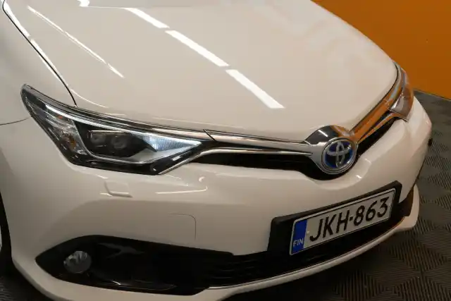 Valkoinen Farmari, Toyota Auris – JKH-863