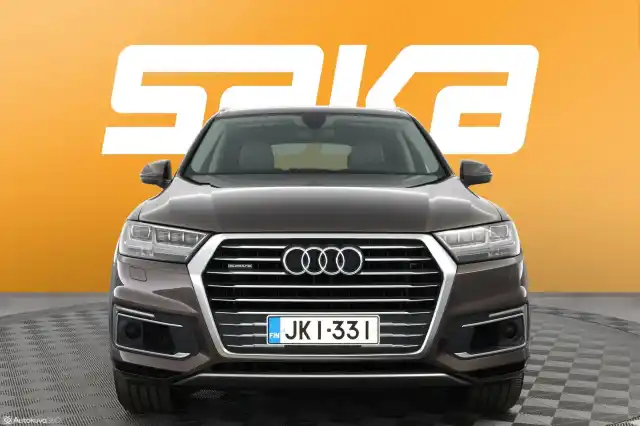 Beige Maastoauto, Audi Q7 – JKI-331