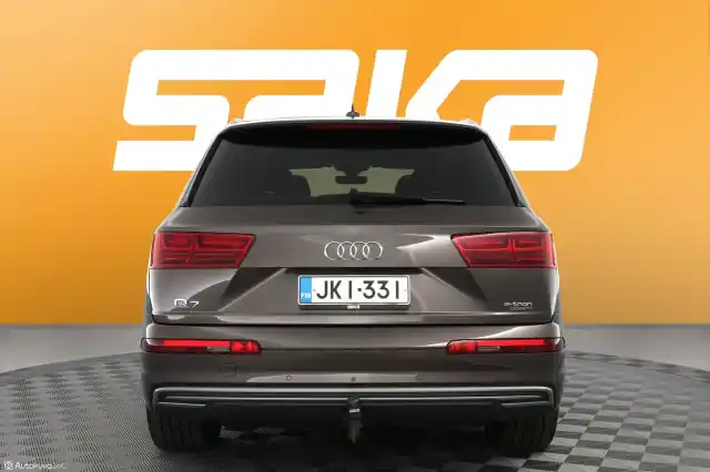 Beige Maastoauto, Audi Q7 – JKI-331