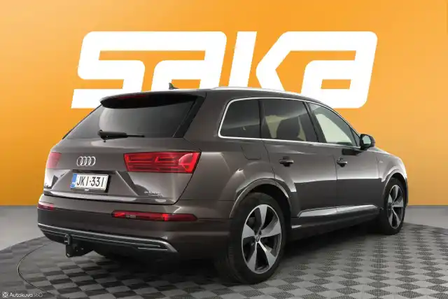 Beige Maastoauto, Audi Q7 – JKI-331