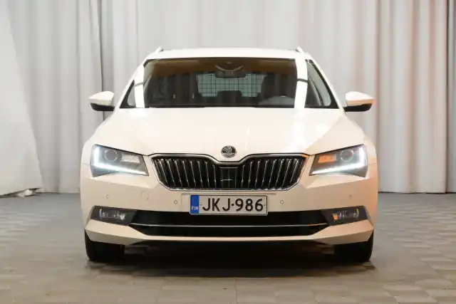 Valkoinen Farmari, Skoda Superb – JKJ-986