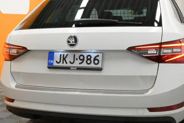 Valkoinen Farmari, Skoda Superb – JKJ-986