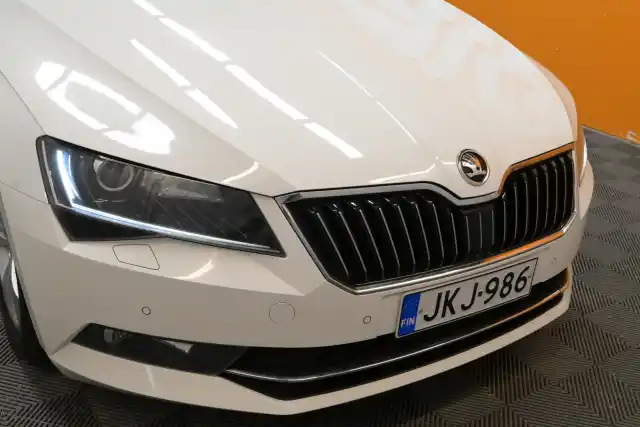 Valkoinen Farmari, Skoda Superb – JKJ-986