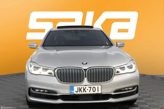 Harmaa Sedan, BMW 740 – JKK-701