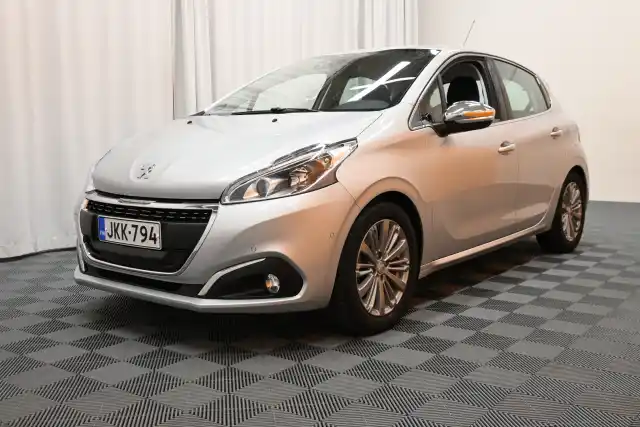 Harmaa Viistoperä, Peugeot 208 – JKK-794