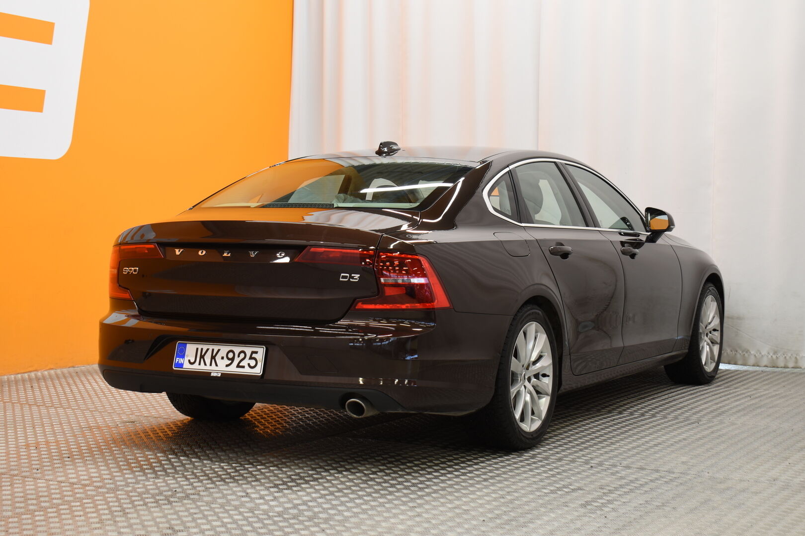 Ruskea Sedan, Volvo S90 – JKK-925