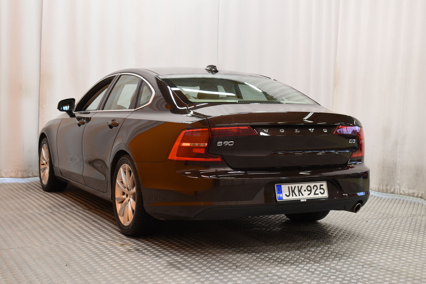Ruskea Sedan, Volvo S90 – JKK-925