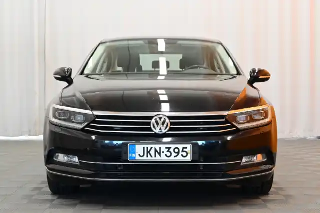 Musta Sedan, Volkswagen Passat – JKN-395