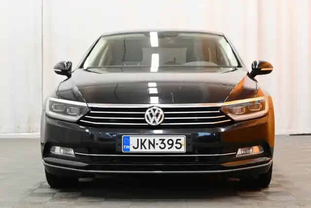 Musta Sedan, Volkswagen Passat – JKN-395