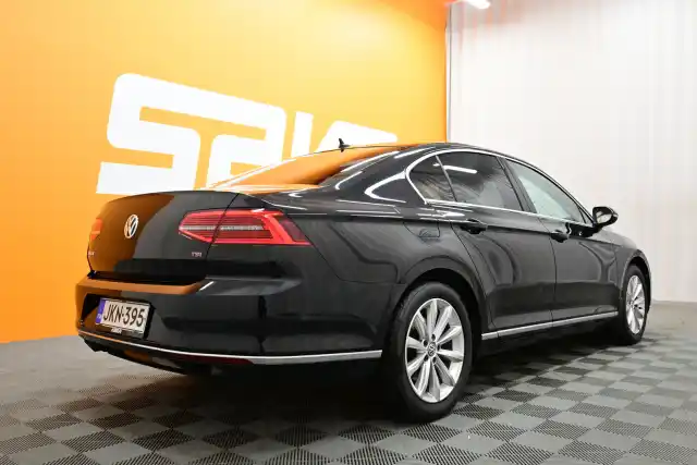 Musta Sedan, Volkswagen Passat – JKN-395