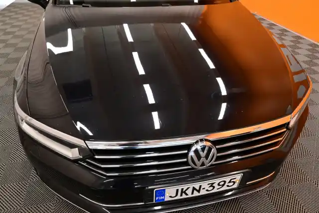 Musta Sedan, Volkswagen Passat – JKN-395