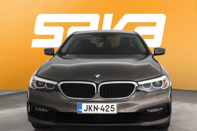 Ruskea Sedan, BMW 520 – JKN-425