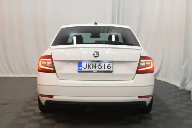 Valkoinen Viistoperä, Skoda Octavia – JKN-516