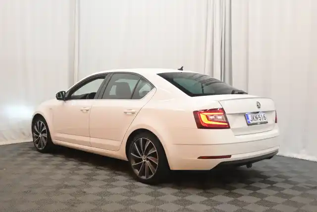 Valkoinen Viistoperä, Skoda Octavia – JKN-516