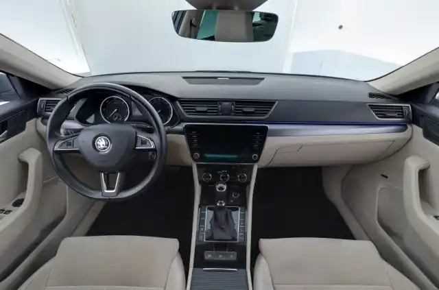 Harmaa Farmari, Skoda Superb – JKN-547