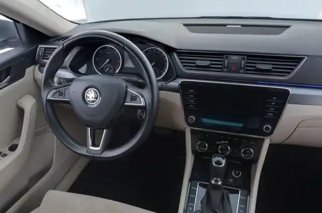 Harmaa Farmari, Skoda Superb – JKN-547