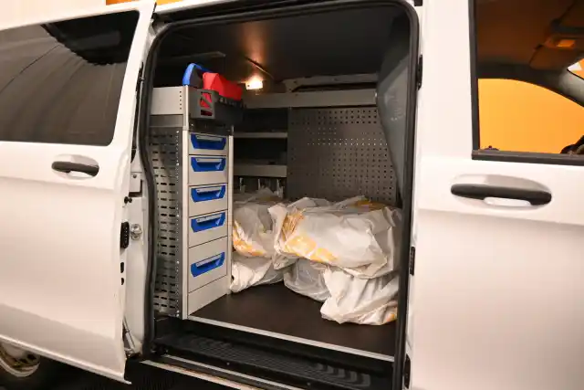 Valkoinen Pakettiauto, Mercedes-Benz Vito – JKO-810