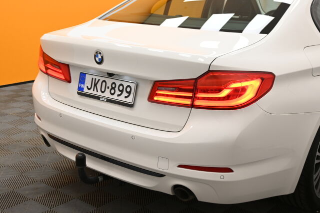 Valkoinen Sedan, BMW 520 – JKO-899