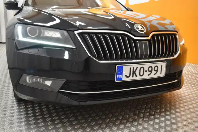 Musta Sedan, Skoda Superb – JKO-991