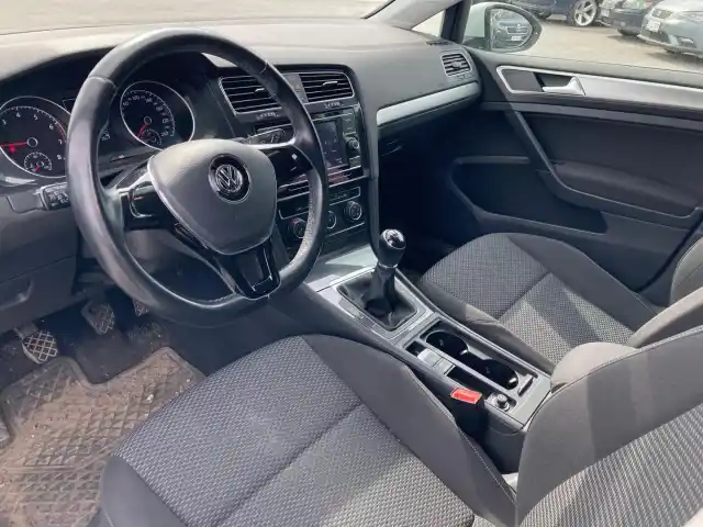 Valkoinen Viistoperä, Volkswagen Golf – JKP-558
