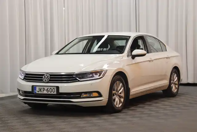 Valkoinen Sedan, Volkswagen Passat – JKP-600