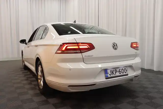 Valkoinen Sedan, Volkswagen Passat – JKP-600