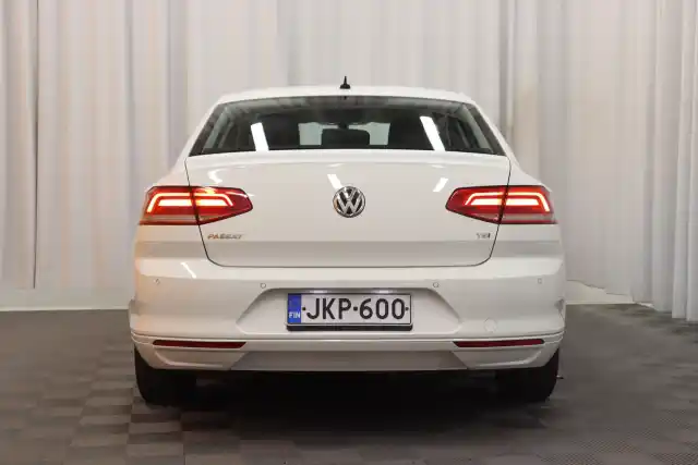 Valkoinen Sedan, Volkswagen Passat – JKP-600