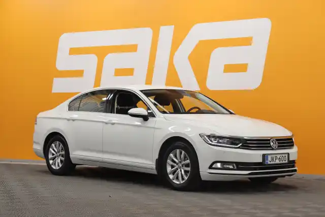 Valkoinen Sedan, Volkswagen Passat – JKP-600