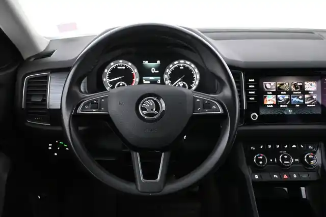 Valkoinen Maastoauto, Skoda Kodiaq – JKP-707