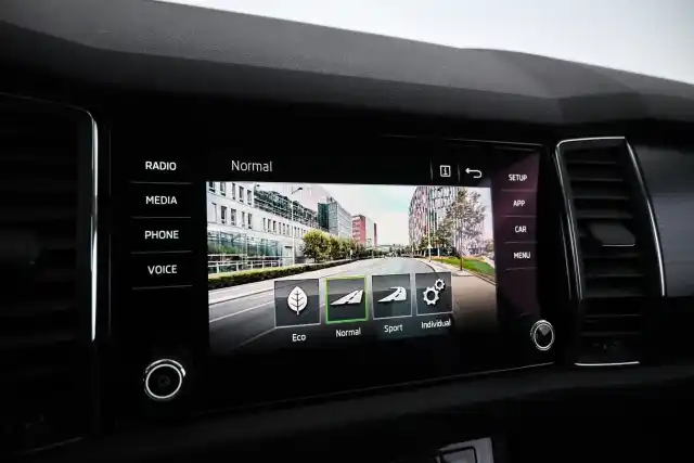 Valkoinen Maastoauto, Skoda Kodiaq – JKP-707