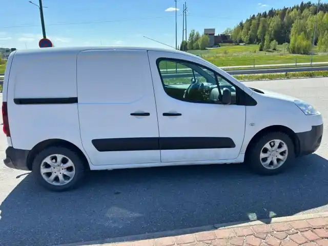 Valkoinen Pakettiauto, Peugeot Partner – JKR-598