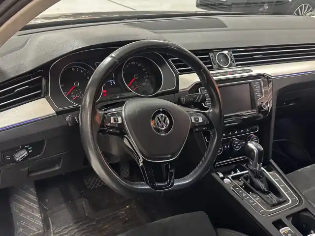 Musta Farmari, Volkswagen Passat – JKR-966