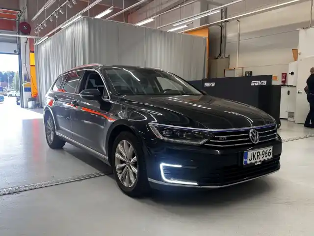 Musta Farmari, Volkswagen Passat – JKR-966