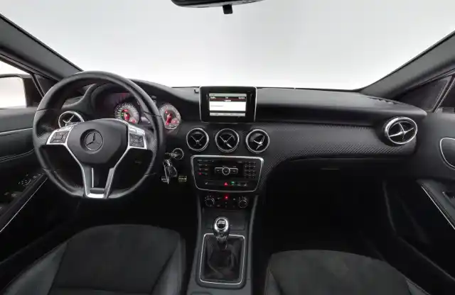 Valkoinen Viistoperä, Mercedes-Benz A – JKS-583